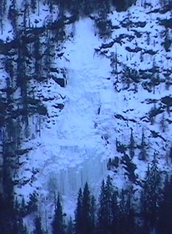 Fossen ved dammen sett frå E16
